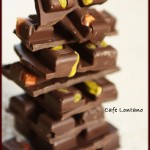 Evde çikolata yapımı:Bol fındıklı, bol fıstıklı, tam da istediğiniz gibi çikolatalar...
